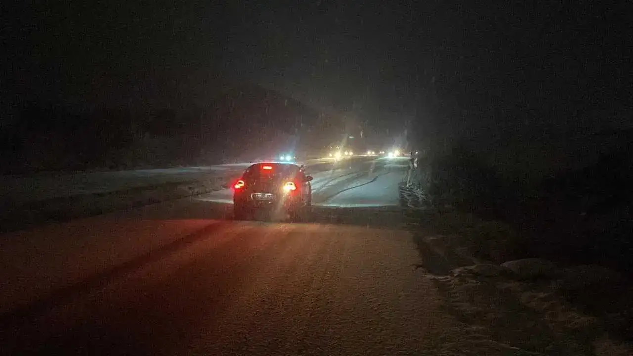 Burdur’da Akşam Bastıran Kar Trafiği Kilitledi: Sürücüler Yolda Kaldı! 1